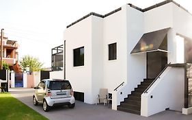 White & Black Aegina - Private Garden & Parking